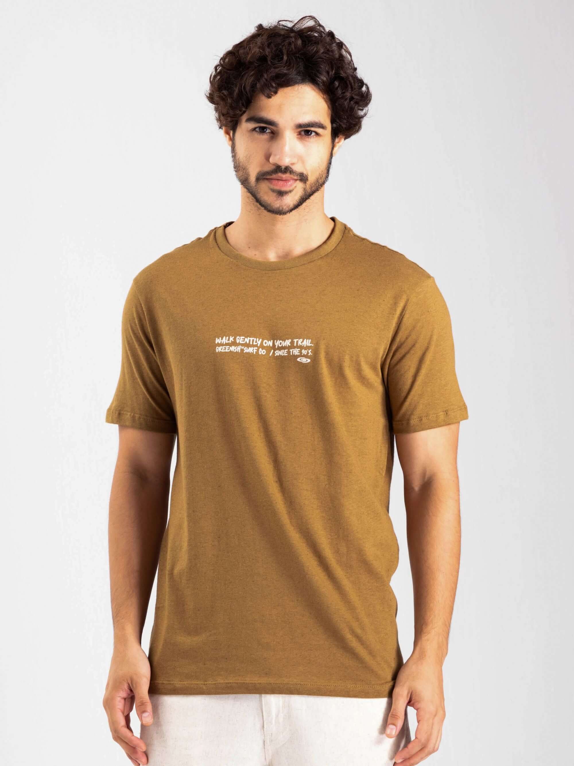 Camiseta Mushroom Set caqui da Greenish, com mensagem estampada em branco, ideal para looks casuais e estilosos.