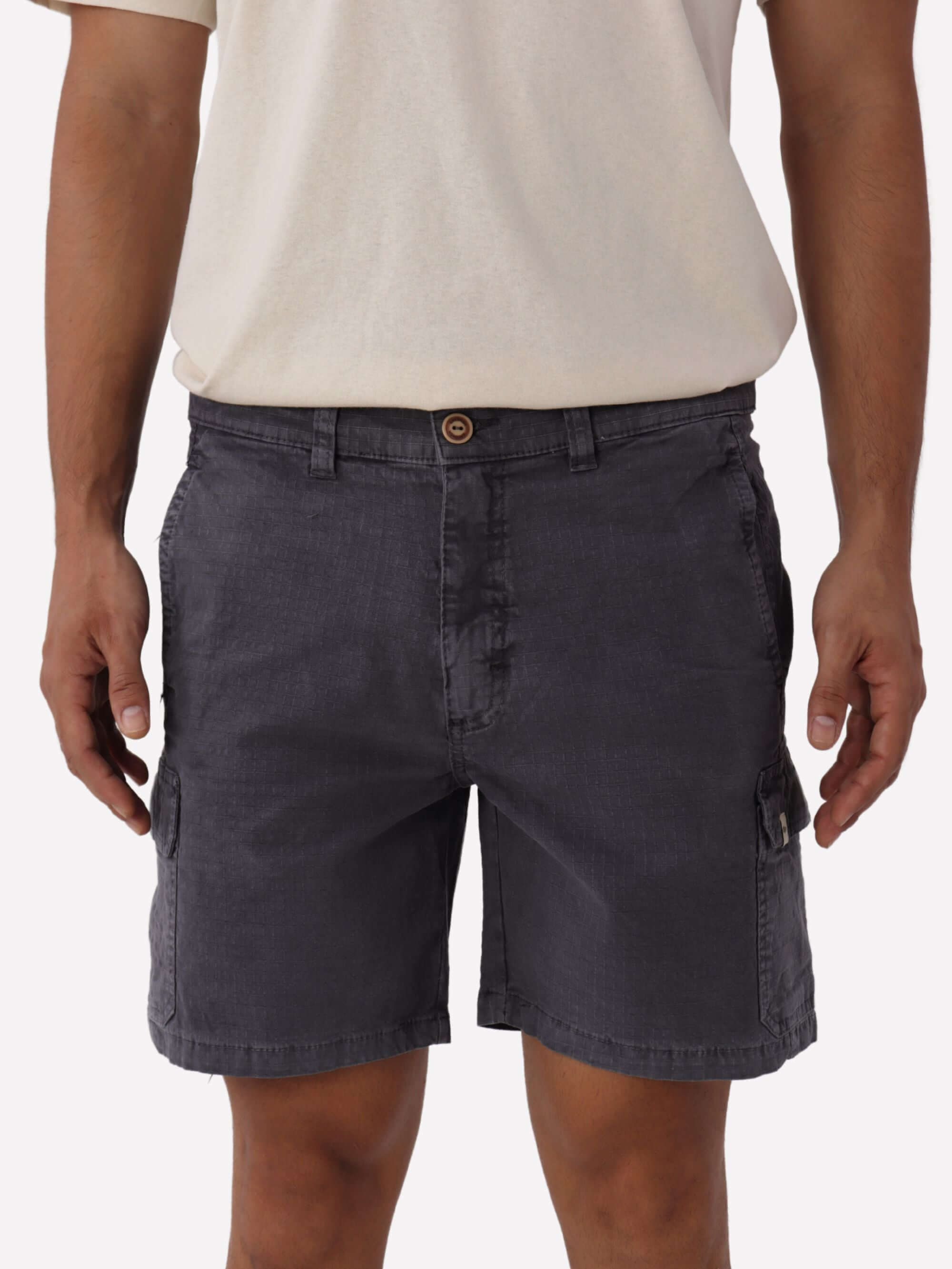 Bermuda Cargo Stone Grafite da Greenish, estilo streetwear, confeccionada em algodão, com bolsos cargo. Conforto e personalidade.