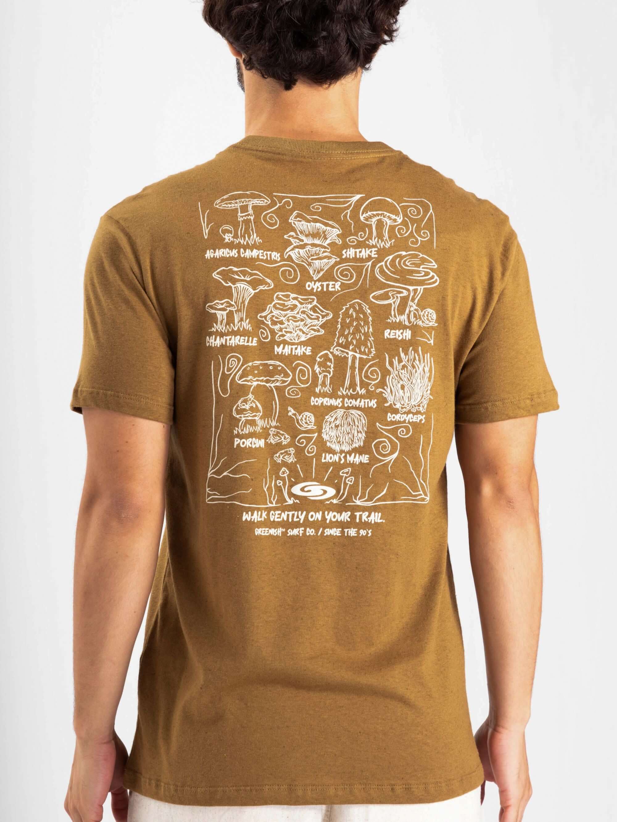 Camiseta Greenish Mushroom Set caqui com estampa divertida de cogumelos na parte de trás.