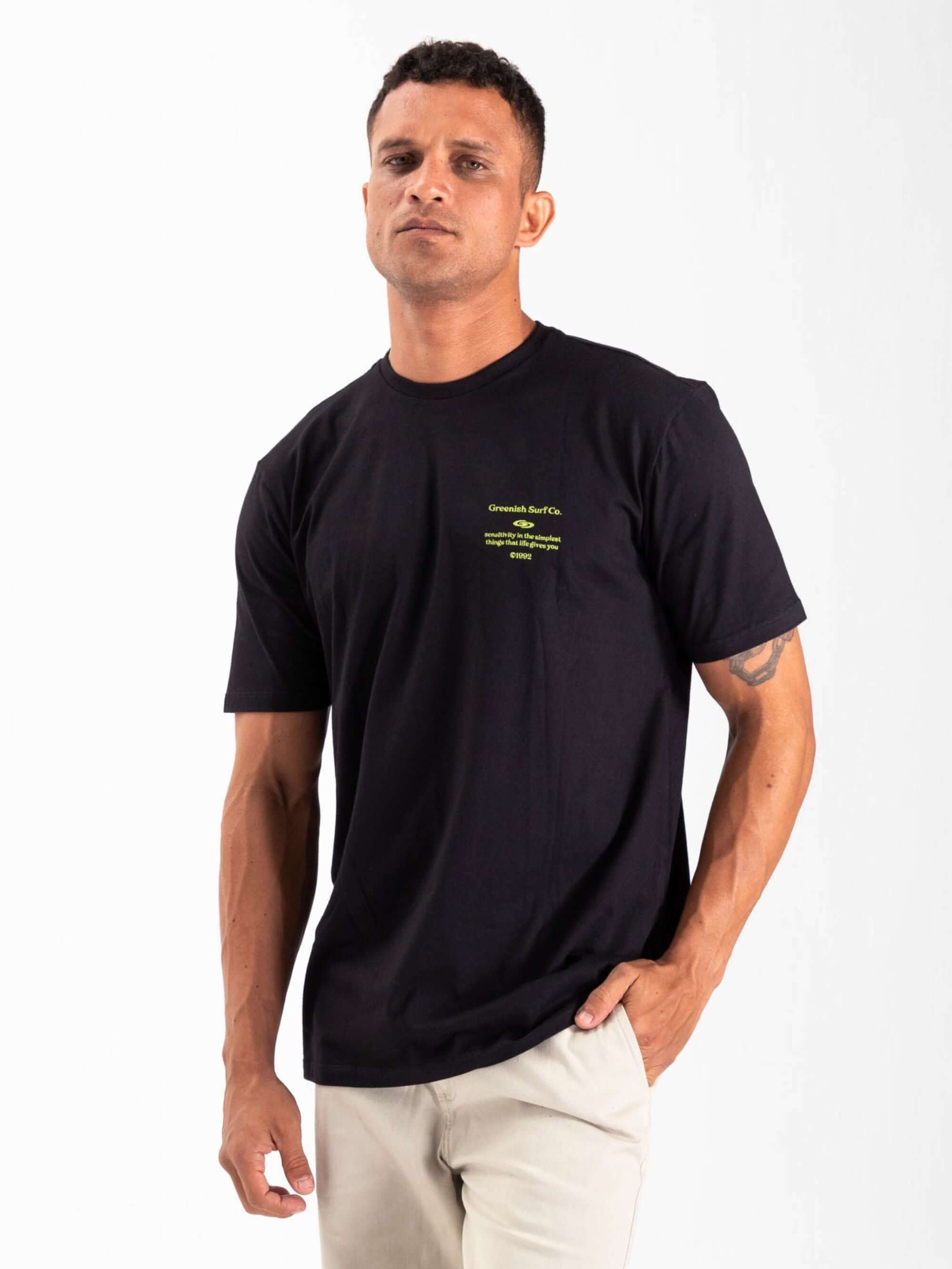 Camiseta Sensitive preta da Greenish, 100% algodão, com caimento perfeito e design exclusivo.