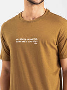 Camiseta caqui da Greenish com estampa "Walk gently on your trail", estilo confortável e sustentável.