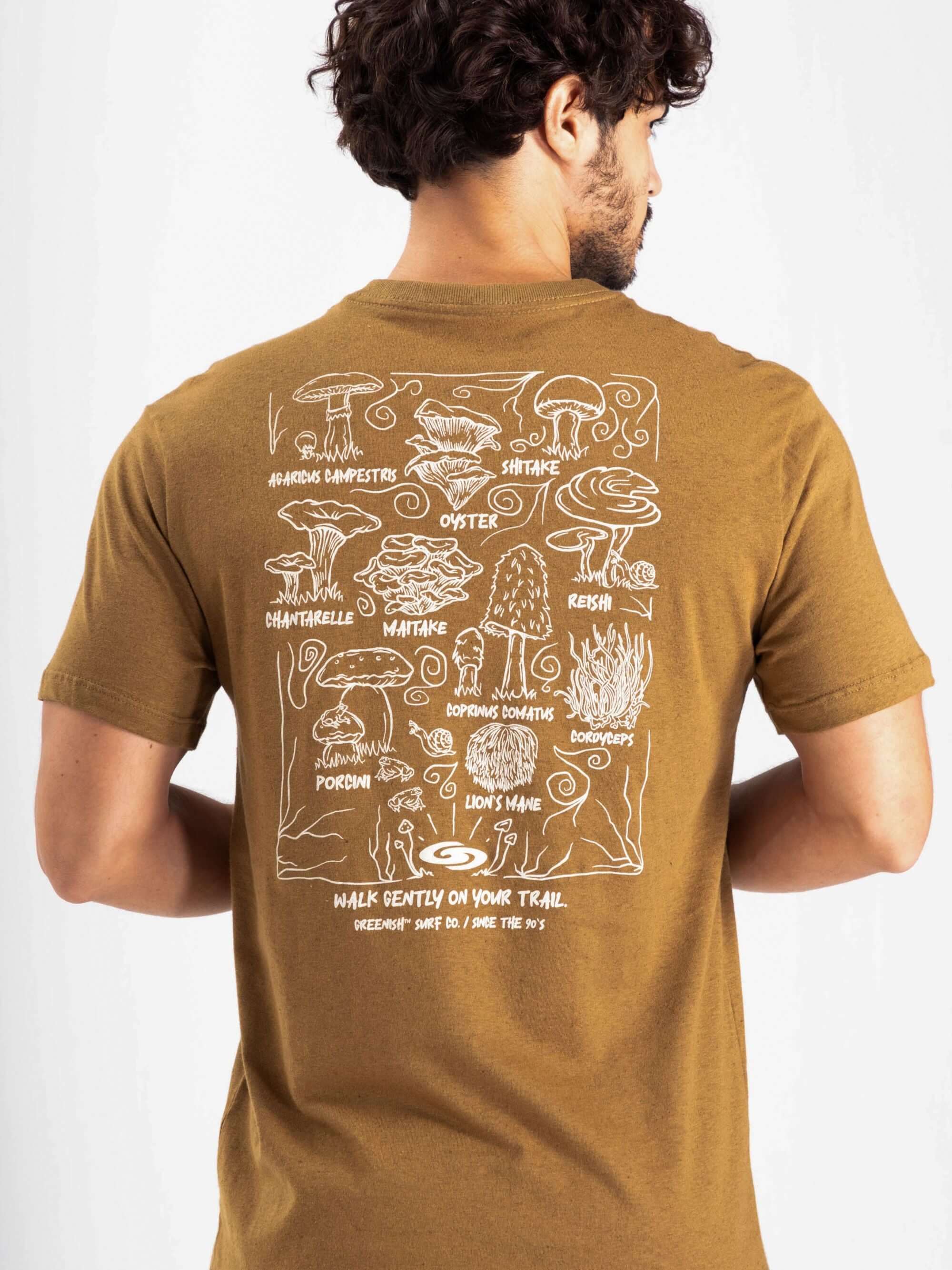 Camiseta com estampa de cogumelos, modelo caqui da marca Greenish, estilo casual e sustentável.