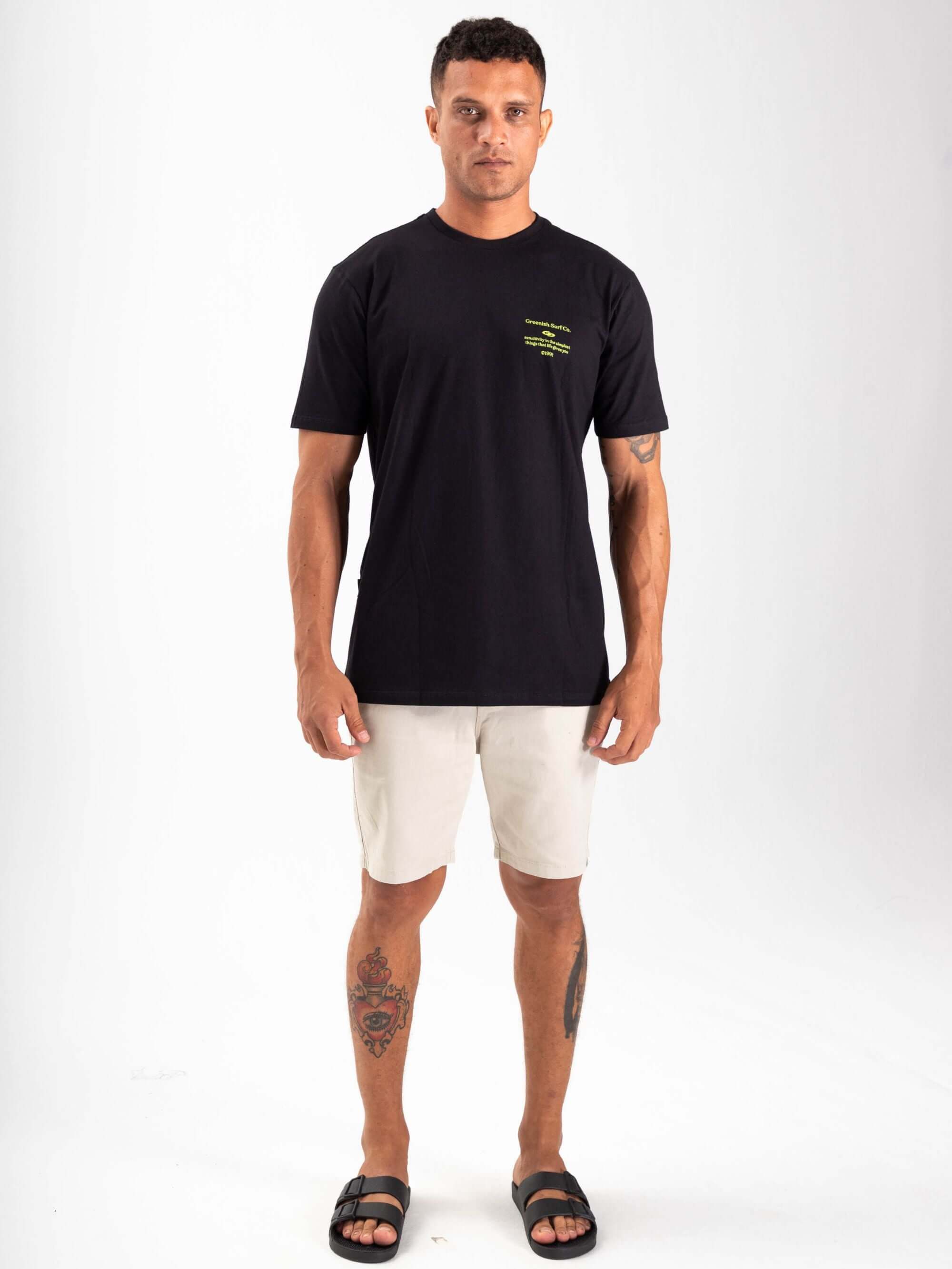 Camiseta Sensitive da Greenish na cor preta, confortável e versátil, ideal para qualquer ocasião.