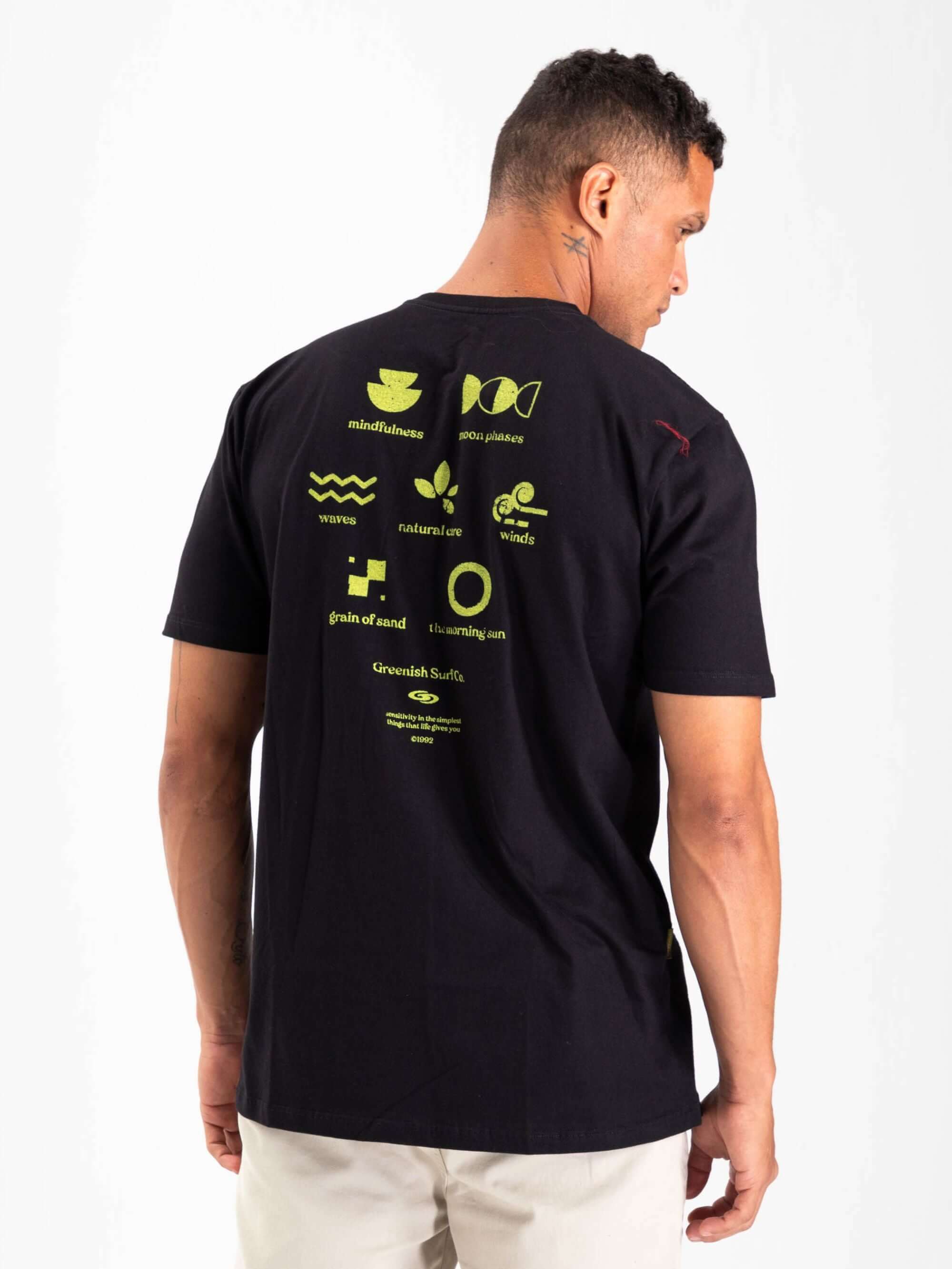 T-shirt preta Sensitive da Greenish com print exclusivo e confortável, ideal para o dia a dia e viagens.