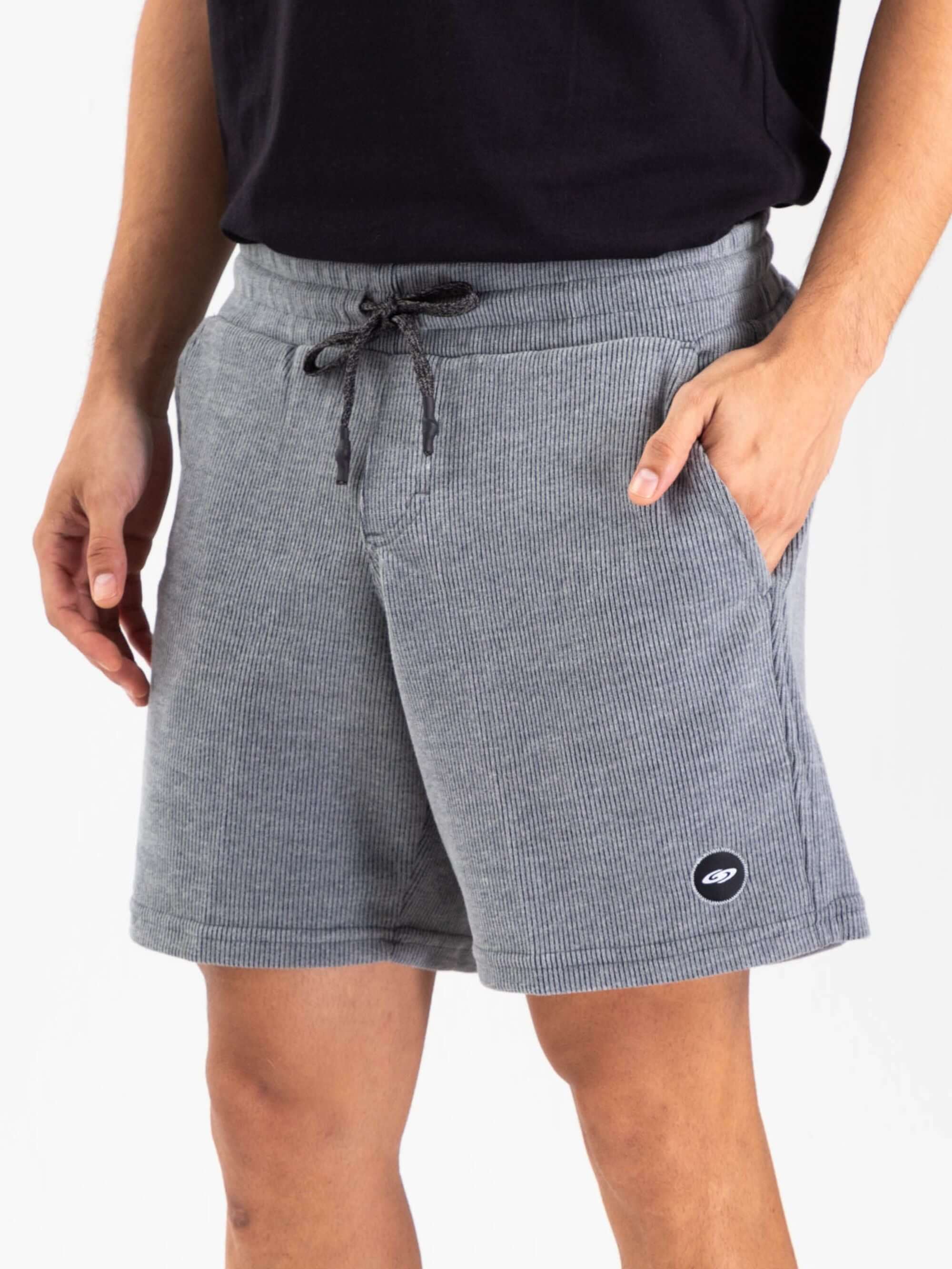 Bermuda Tricot Heaven da Greenish, em tecido canelado, com bolsos e etiqueta, estilo casual e confortável.