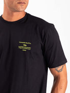 Camiseta preta Greenish Surf Co. destacando conforto e estilo único para todas as ocasiões.