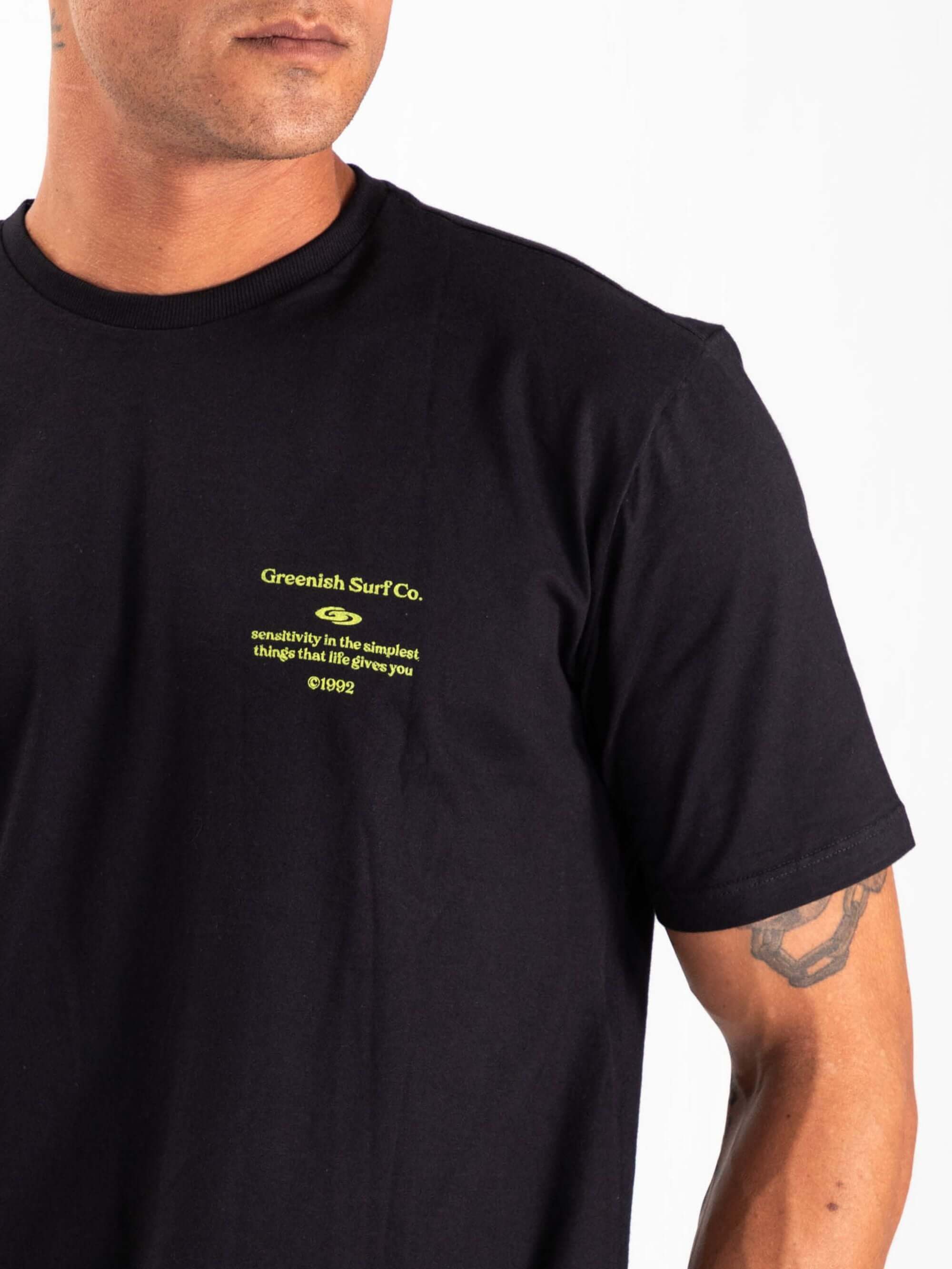 Camiseta preta Greenish Surf Co. destacando conforto e estilo único para todas as ocasiões.