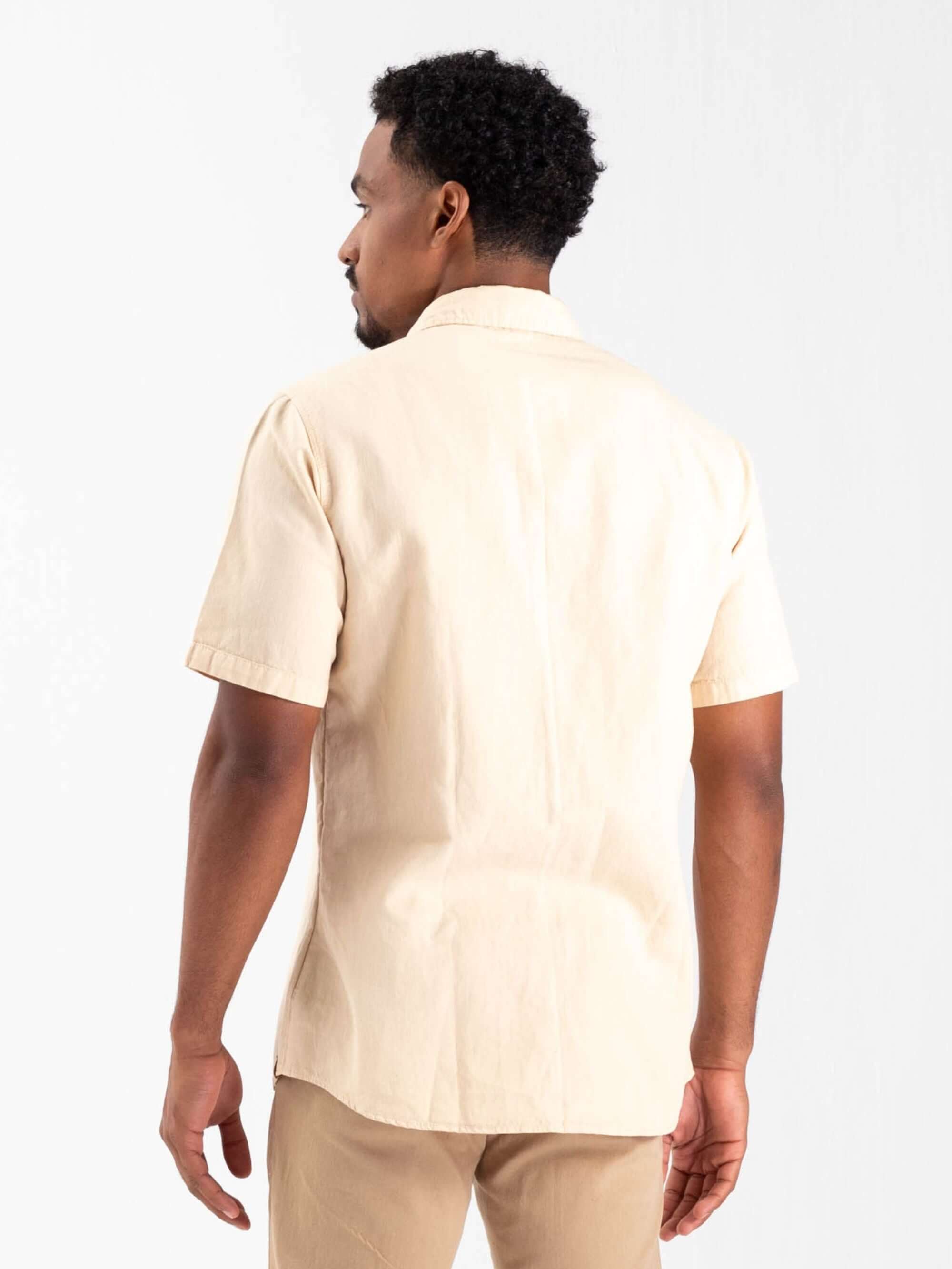 Camisa botão hemp canhamo caqui da Greenish, modelo masculino, vista traseira em tecido sustentável e confortável.