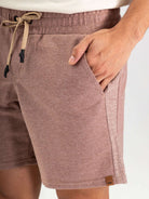 Bermuda Short Moletom Rustic Beige da Greenish, com cós elástico e detalhes exclusivos, ideal para conforto e estilo.