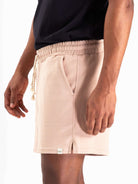 Bermuda Moletom Canelado Waves Beige da Greenish, confortável e despojada, com bolsos e cós elástico.