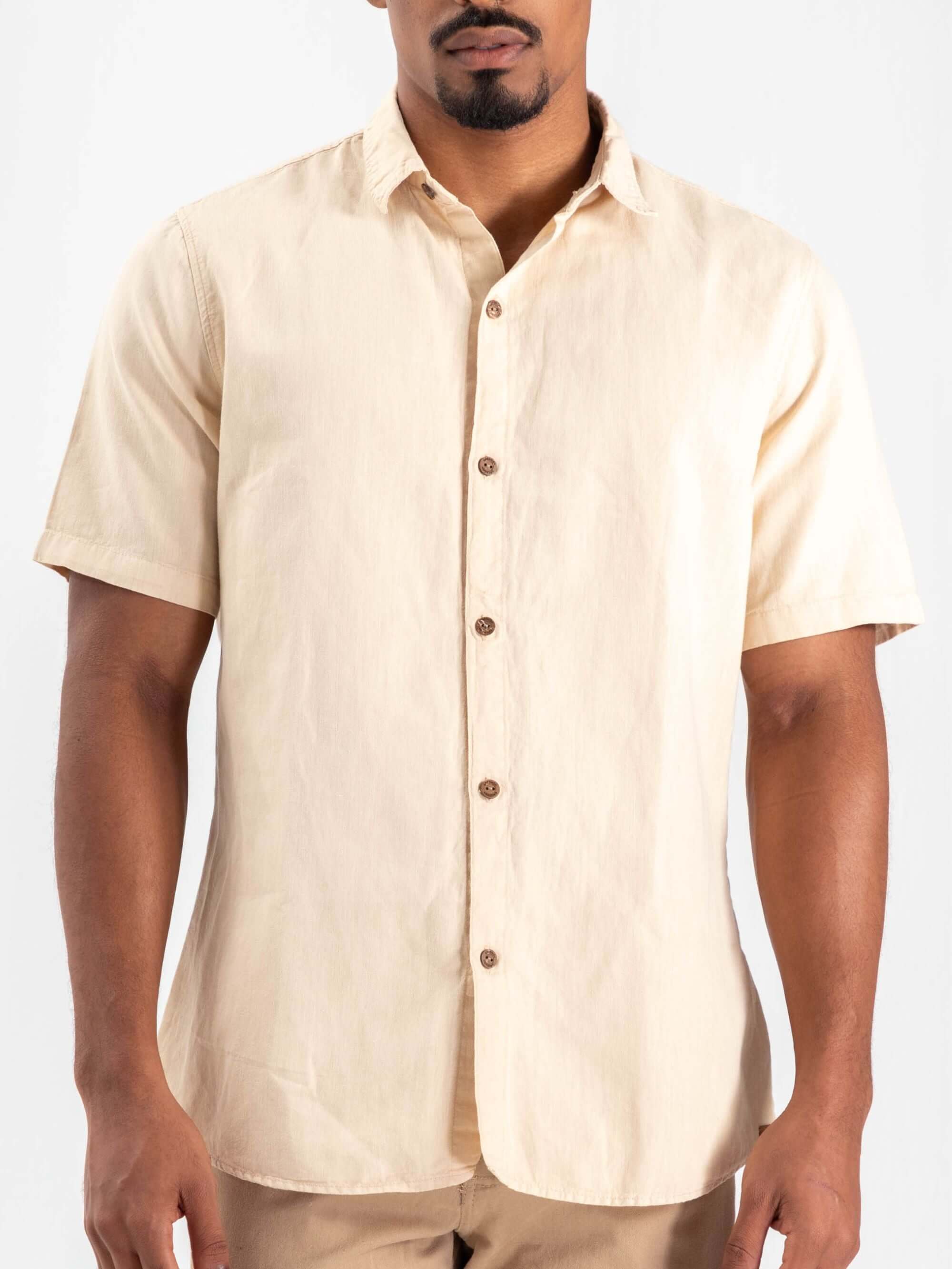 Camisa botão Hemp Canhamo caqui da Greenish, perfeita para um estilo casual e sustentável.