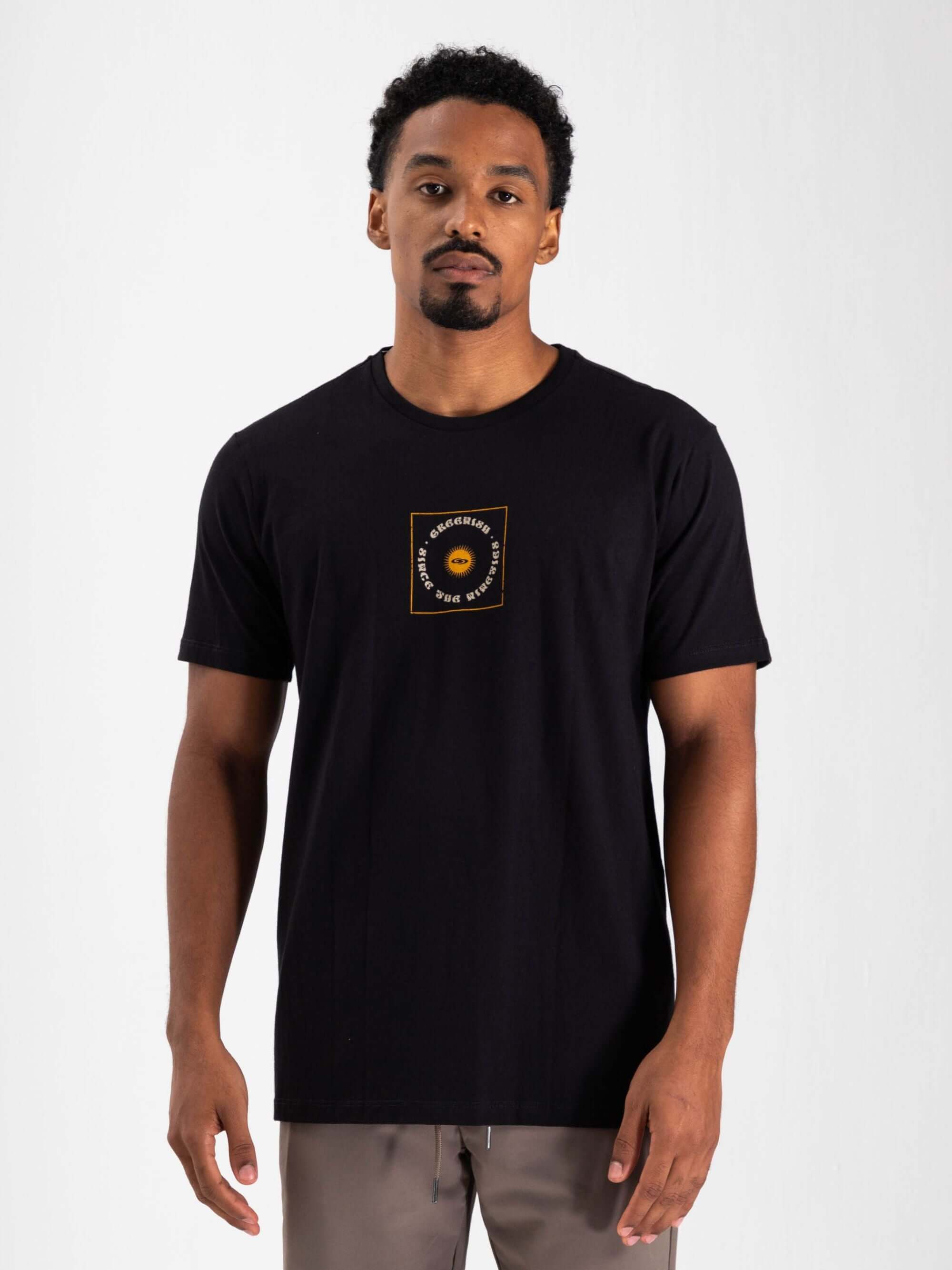 Camiseta Logo Sun da Greenish, preta, 100% algodão, com estampa exclusiva e caimento perfeito para todas as ocasiões.