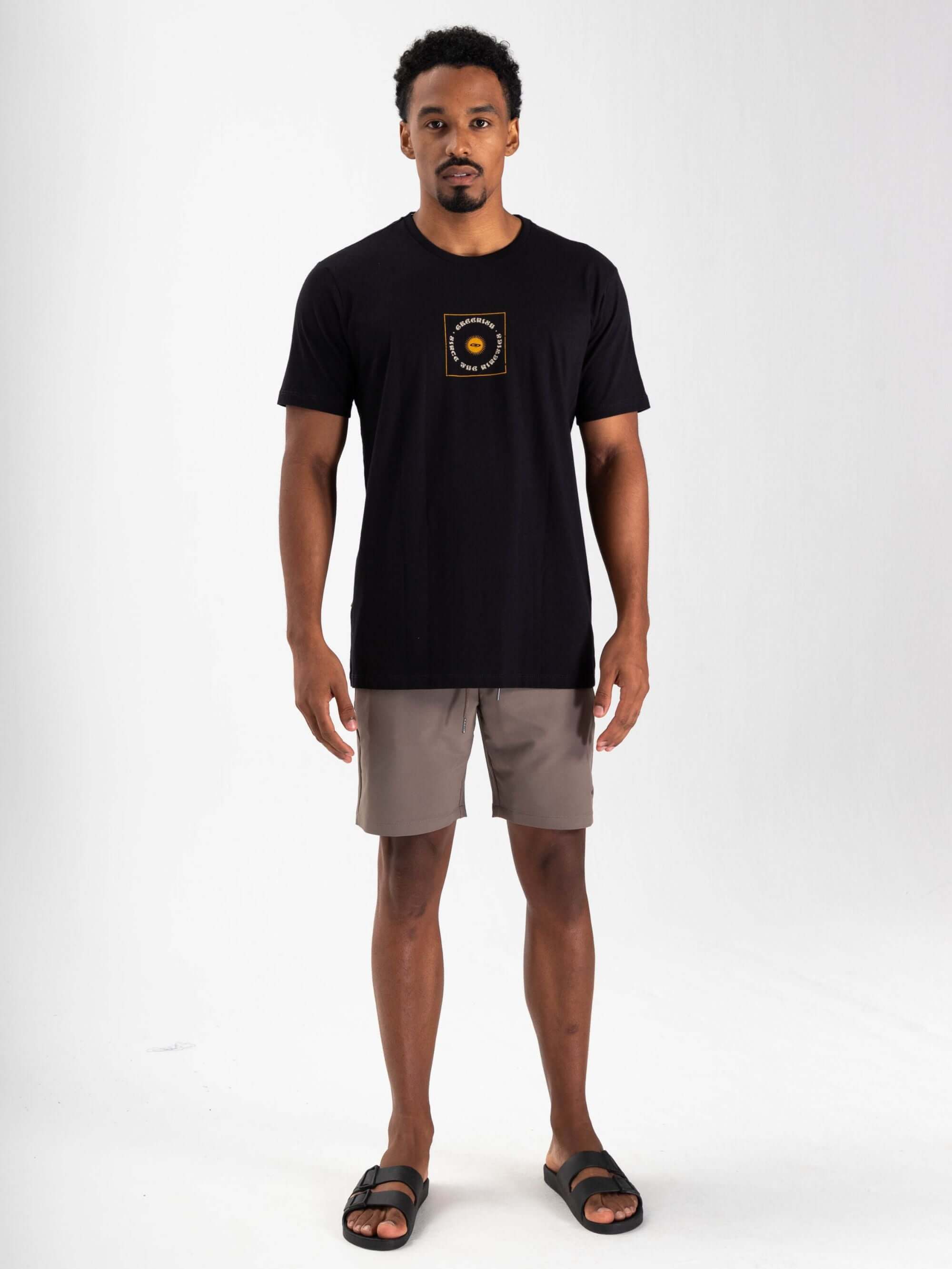 Camiseta Logo Sun preta da Greenish, feita em 100% algodão, estilo casual para o dia a dia e trips.