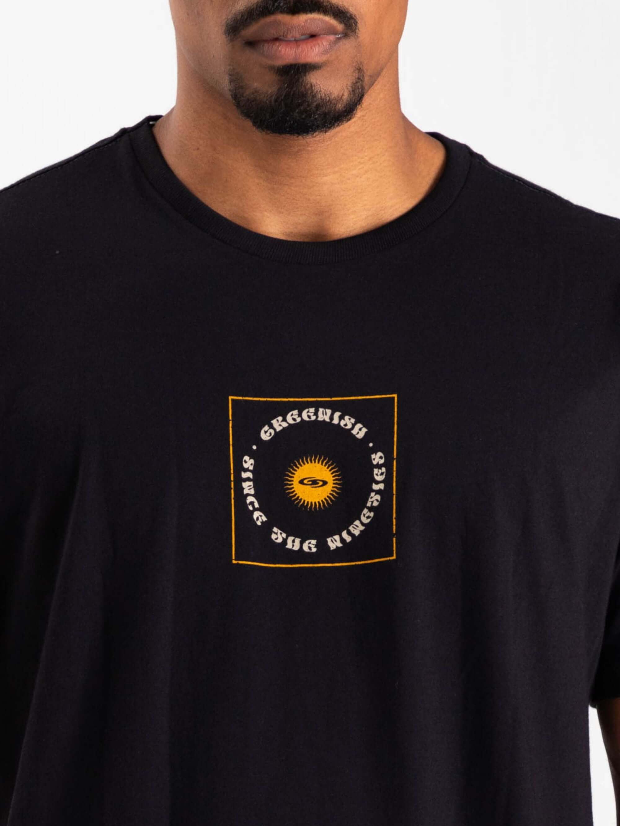 Camiseta Logo Sun preta da Greenish, 100% algodão, com estampa exclusiva e caimento perfeito.