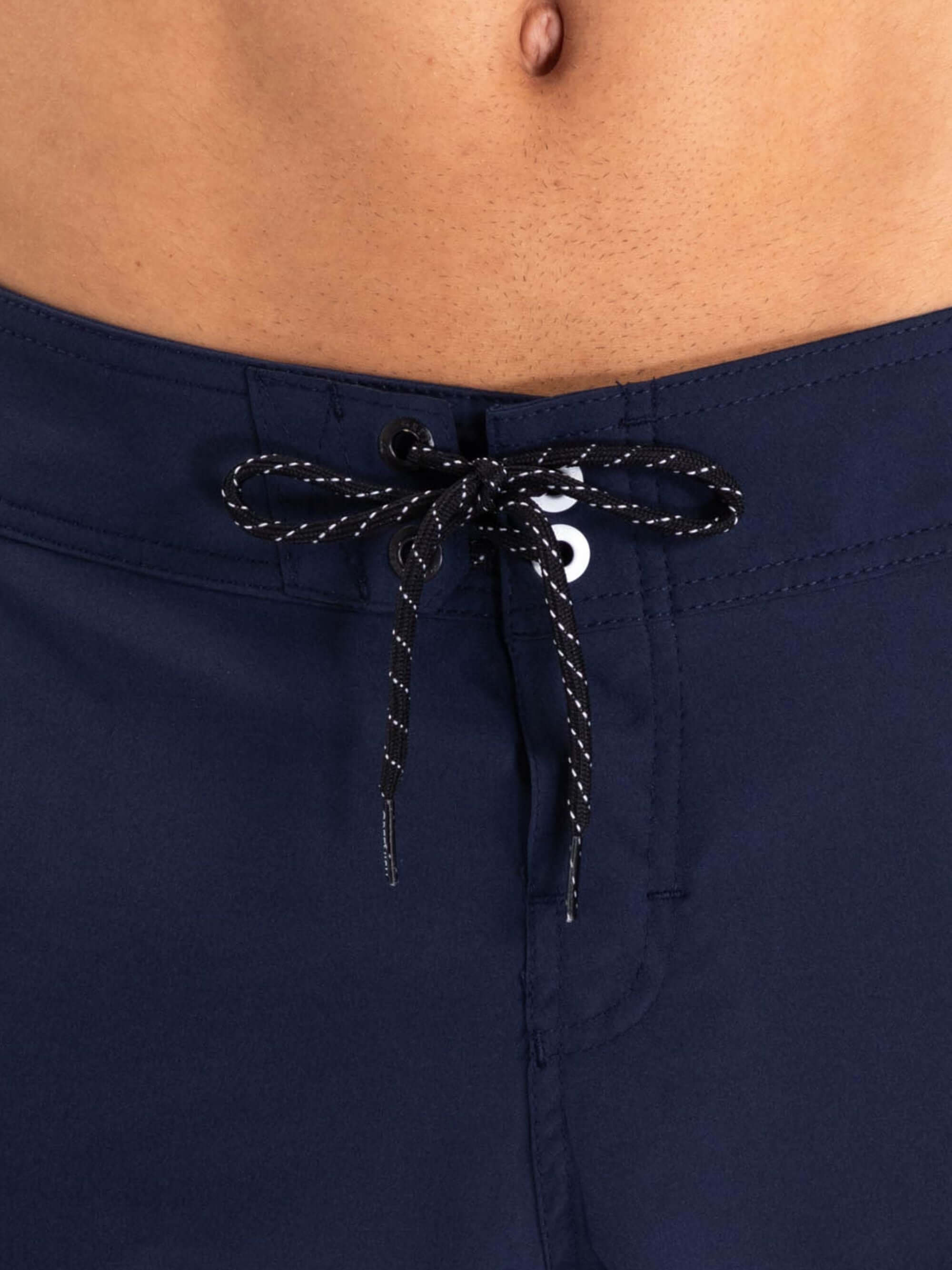 Close-up of Greenish Boardwalk New Basic swim shorts in azul marinho with a drawstring detail.