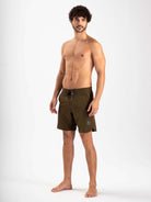 Modelo masculino usando Boardwalk New Basic verde da marca Greenish, mostrando estilo e conforto para o dia a dia.