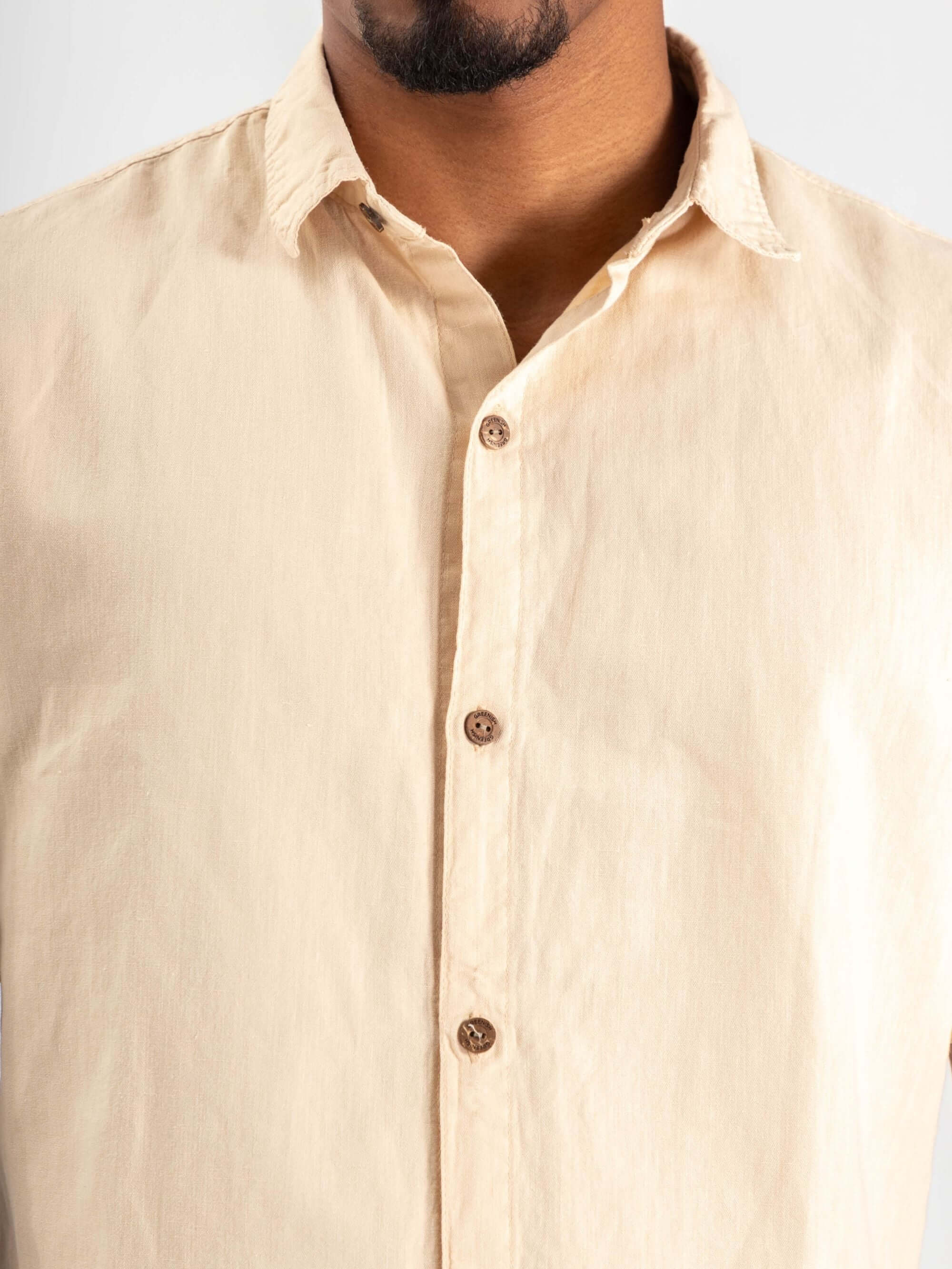 Camisa botão Hemp Canhâmo caqui da Greenish, destacando tecido leve e botões em destaque.