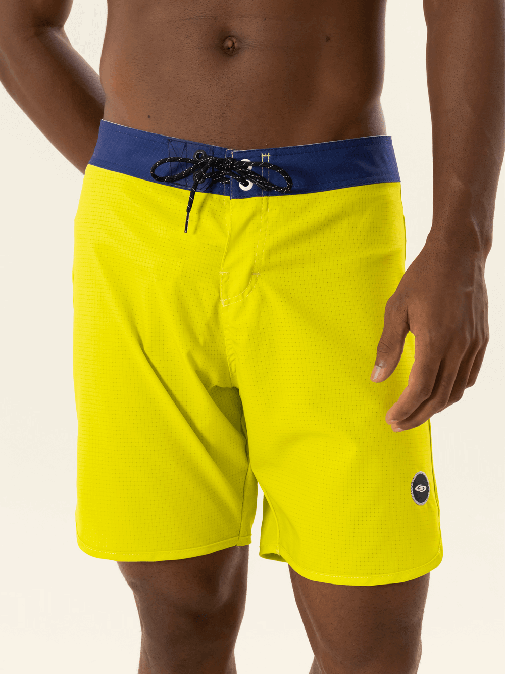 Boardshort Smooth Amarelo da Greenish, cós anatômico e confortável, ideal para praias e piscina.