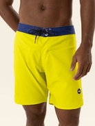 Boardshort Smooth Amarelo da Greenish, cós anatômico e confortável, ideal para praias e piscina.