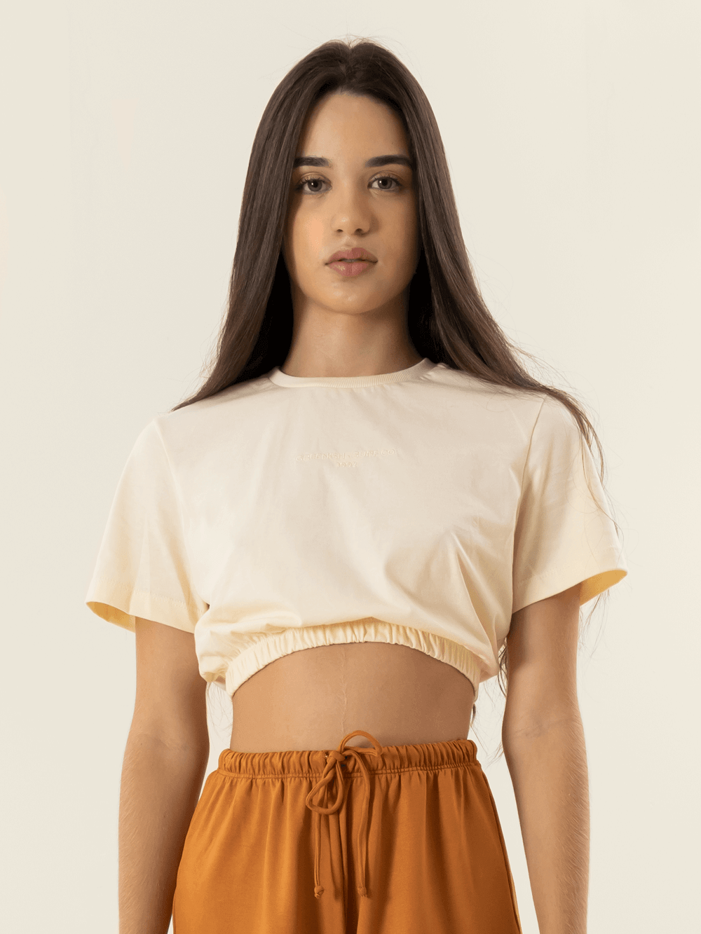 Blusa Sally bege da Greenish, com design cropped, ideal para looks casuais e confortáveis.