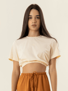 Blusa Sally bege da Greenish, com design cropped, ideal para looks casuais e confortáveis.