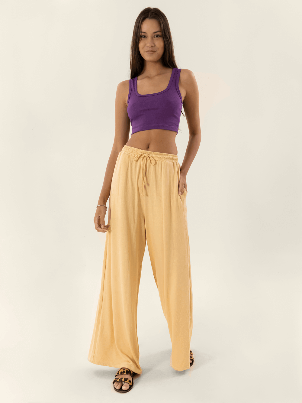 Calça longa bege da marca Greenish, combinando estilo e conforto. Ideal para looks casuais e despojados.