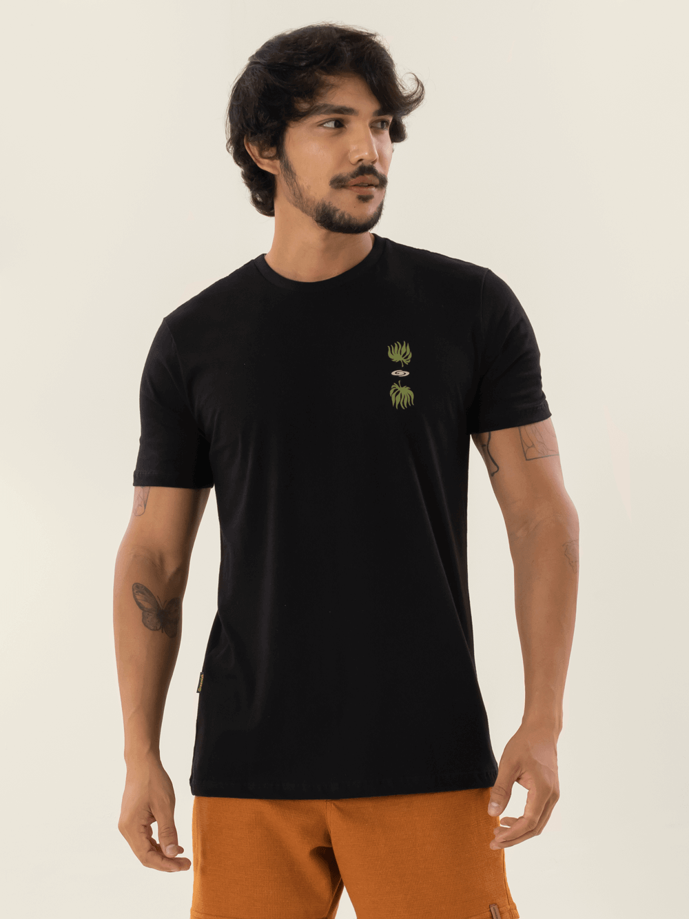 Camiseta preta Greenish Rising Sun e folhas, 100% algodão sustentável, conforto e estilo.
