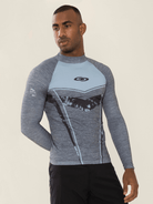 Camiseta masculina de surf Greenish, de manga longa, com estampa em azul e cinza, ideal para atividades aquáticas.