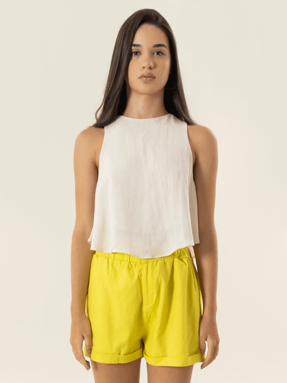 Short feminino Peniche amarelo da marca Greenish, modelo versátil e estiloso para o verão.
