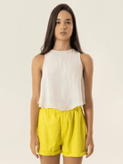 Short feminino Peniche amarelo da marca Greenish, modelo versátil e estiloso para o verão.
