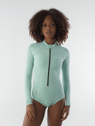 Maiô Solid Color Verde Claro da Greenish, com proteção UV e zíper frontal, ideal para esportes aquáticos e conforto.