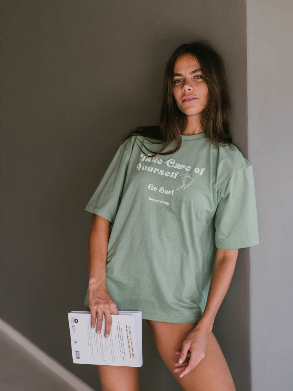 Camiseta oversized verde "Take Care of Yourself" da Greenish, perfeita para dias confortáveis e estilosos.