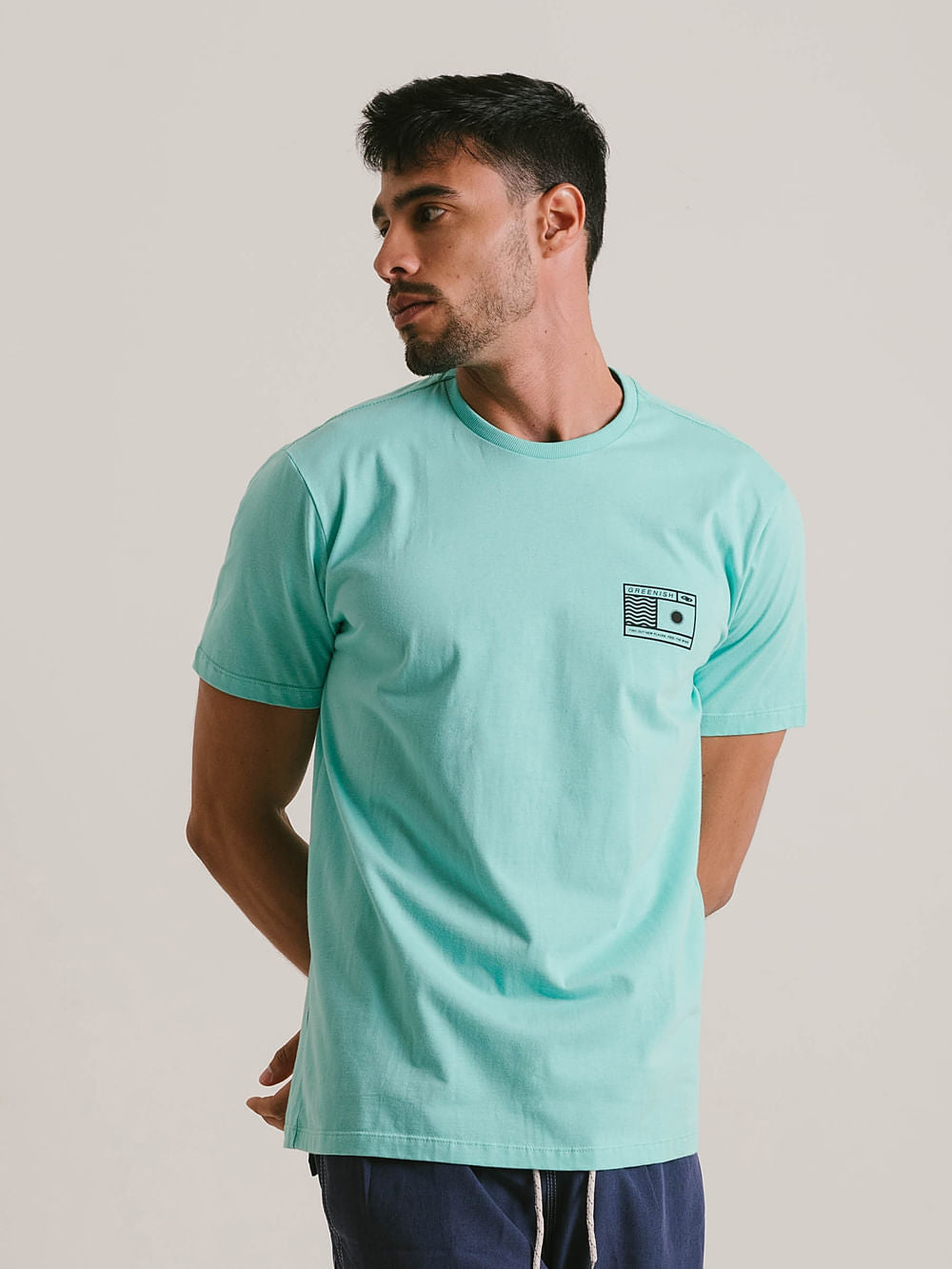 Camiseta Find Out New Places na cor turquesa, modelo clássico e confortável da marca Greenish.