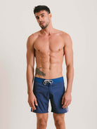 Shorts de banho azul marinho da Greenish, modelo mini suns, com fio de poliéster e elastano, ideal para esportes aquáticos.