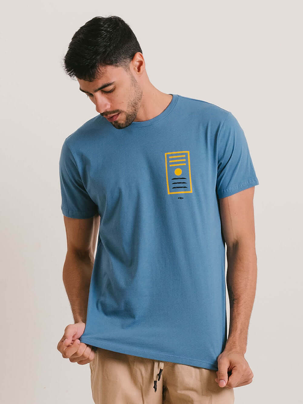 Camiseta azul Greenish, malha leve e macia, modelagem clássica, conforto ideal para o dia a dia.