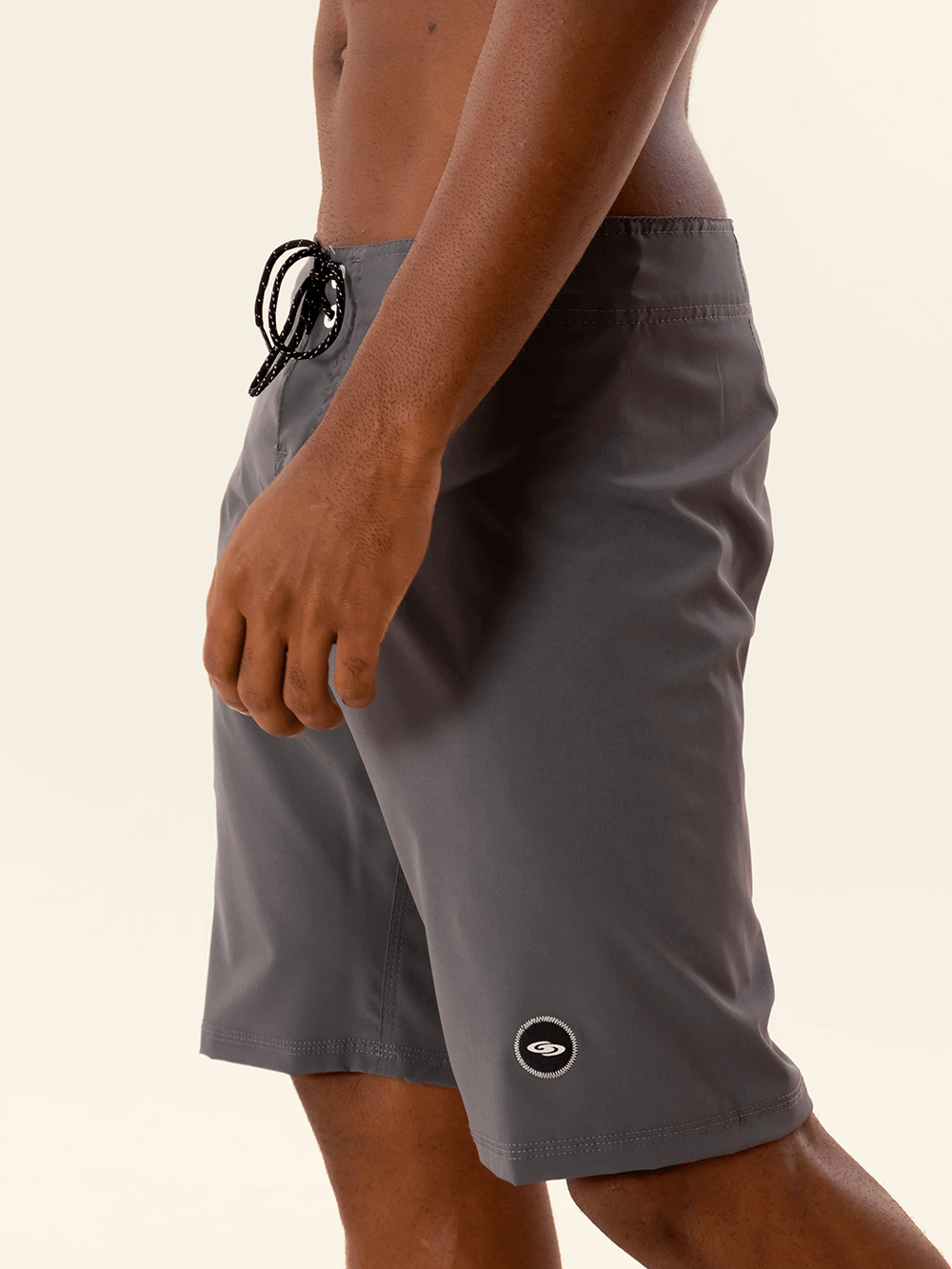 Greenish boardshort Total Stretch in cinza, designed for high performance and quick drying, perfect for surfing.