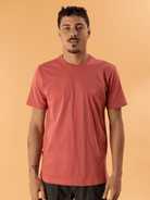 Camiseta Balance Elements Coral da Greenish, modelo clássico e confortável para uso diário.