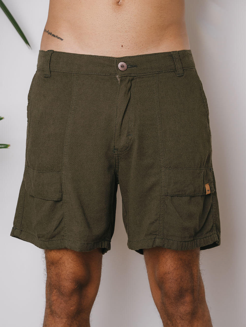 Bermuda vintage Tingida da Greenish na cor caqui, ideal para looks descontraídos e estilo retrô.