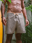 Shorts de banho masculinos Greenish, modelo Etimico Caqui, ultraleves e confortáveis para todas as atividades.