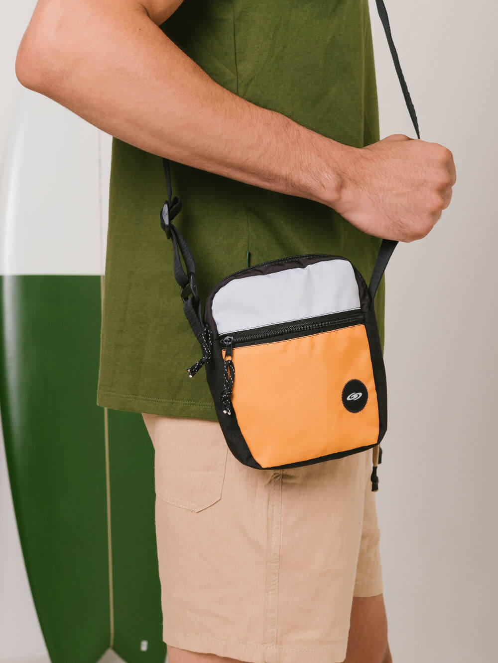 Greenish BAG COLORS - LARANJA, stylish orange bag with adjustable strap, perfect for casual outings.