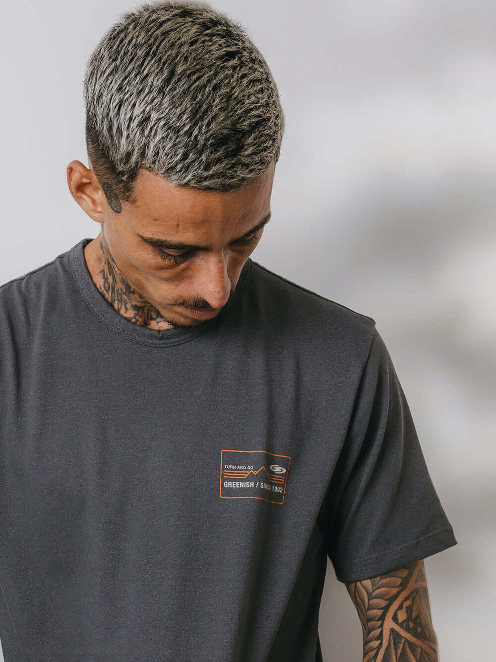 Camiseta Outdoor Mountains cinza da Greenish com estampa exclusiva, confortável e leve, ideal para o dia a dia.