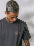 Camiseta Outdoor Mountains cinza da Greenish com estampa exclusiva, confortável e leve, ideal para o dia a dia.