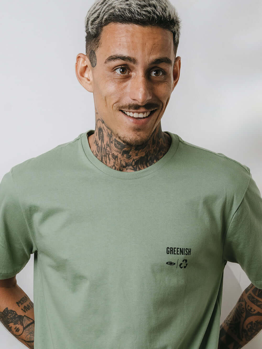 Camiseta verde da marca Greenish, modelo Kite Sunset, com estampa frontal e logo bordado.