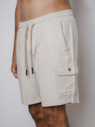 Short Cargo Vintage Natural da Greenish, confeccionado em algodão, modal e linho, com bolsos laterais.