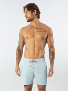 Bermuda Linho Comfy Azul da Greenish, ideal para o verão, com tecido leve e confortável.