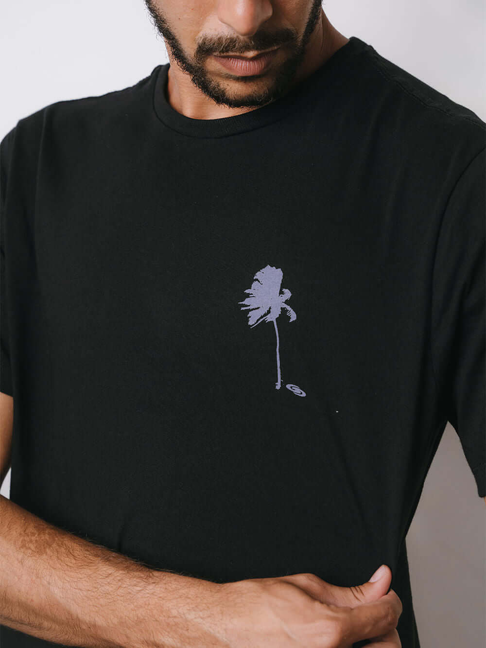 Camiseta Palm preta da Greenish, confortável e versátil, com estampa de palmeira para looks casuais.