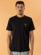 Camiseta preta da Greenish, leve e macia, ideal para uso diário, com estampa de abacaxi.