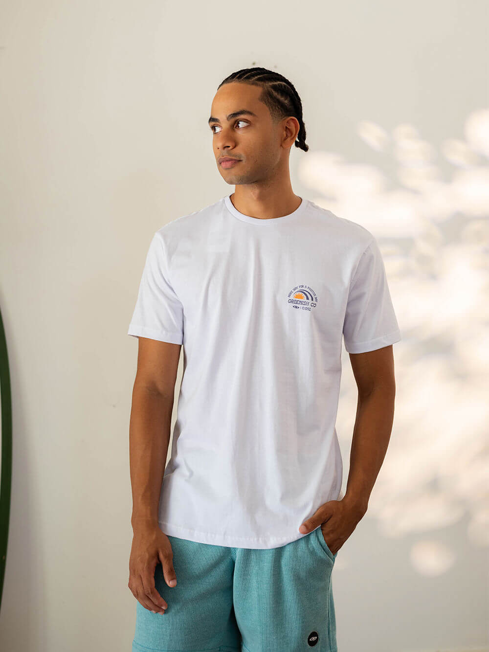 Camiseta branca da marca Greenish, modelo Make Way, estilo casual e moderno, ideal para o dia a dia.