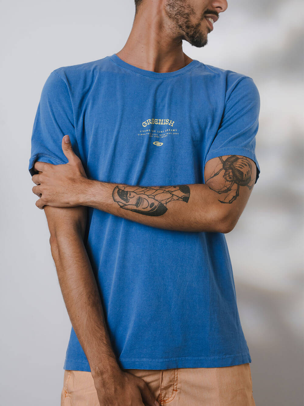 Camiseta Vintage The Sun azul da Greenish, modelo clássico de algodão, perfeita para um visual descontraído.