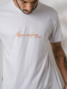 Camiseta branca Keep Surfing da Greenish, casual e moderna, ideal para surfistas e looks descontraídos.
